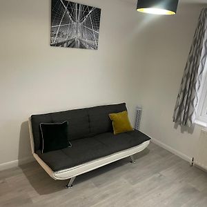 One Bedroom Flat Near Vauxhall Train Station London